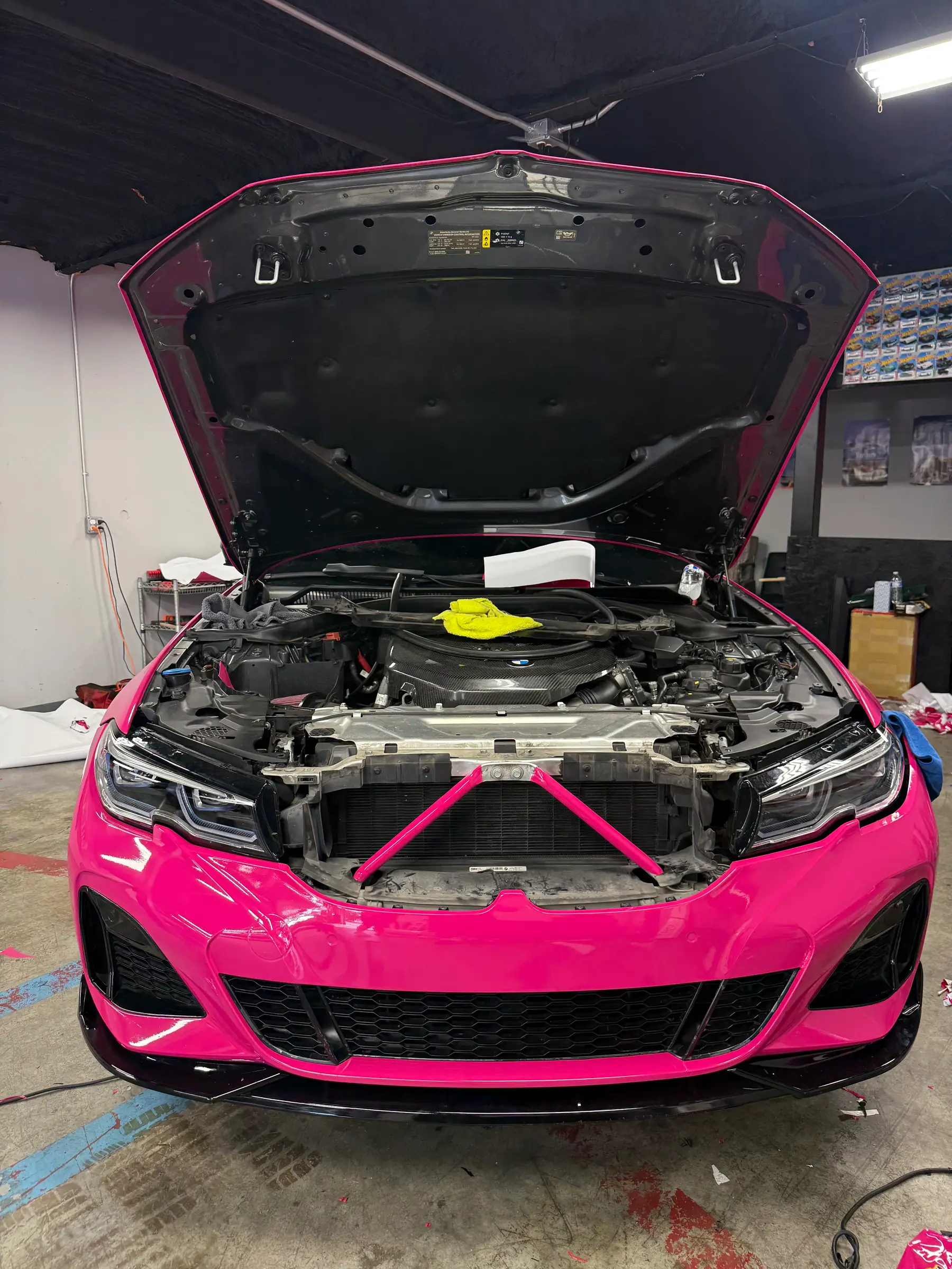 BMW M340: Magenta wrap, engine bay