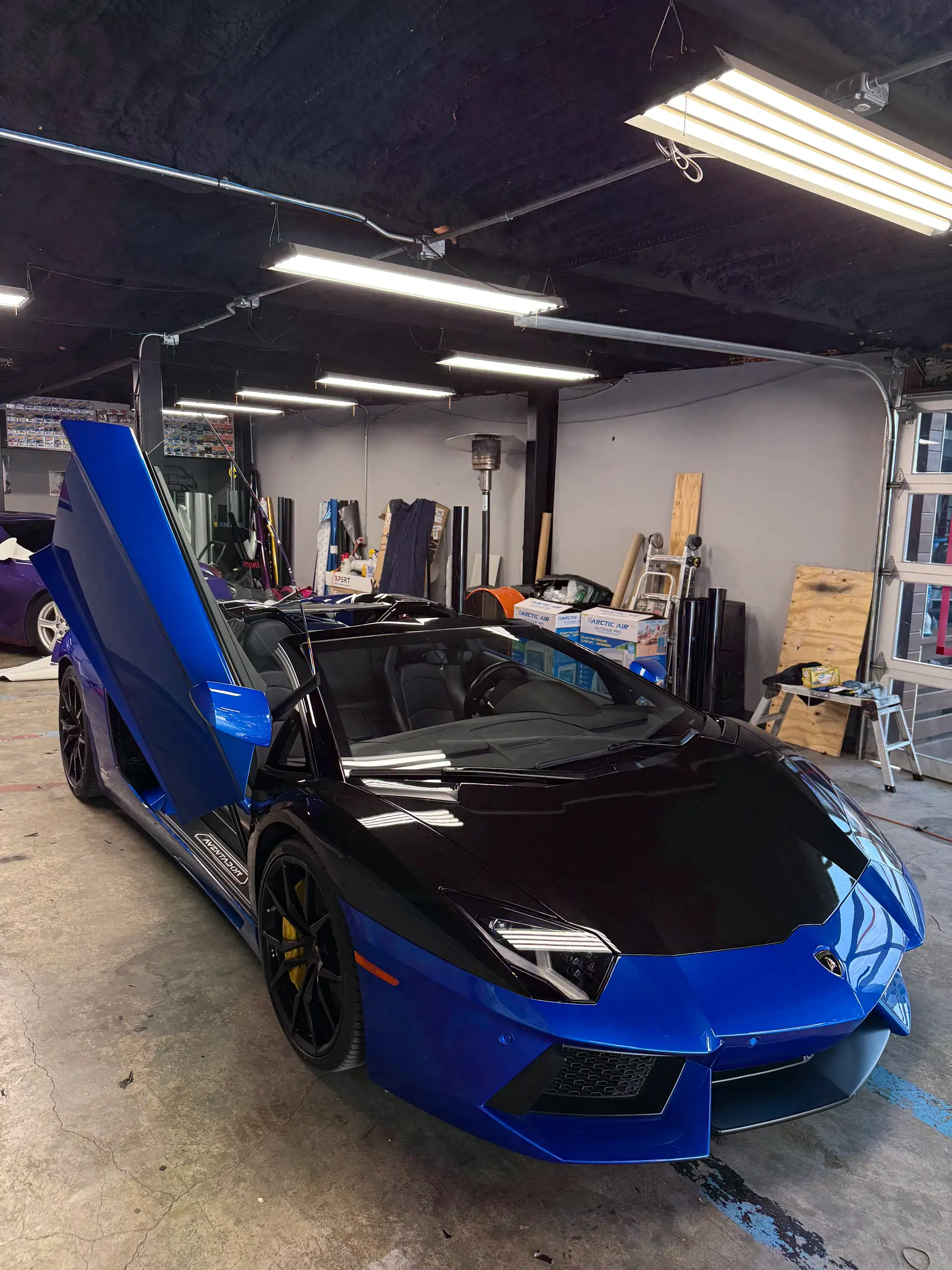 Lamborghini Aventador: Blu Nethuns wrap, scissor doors open