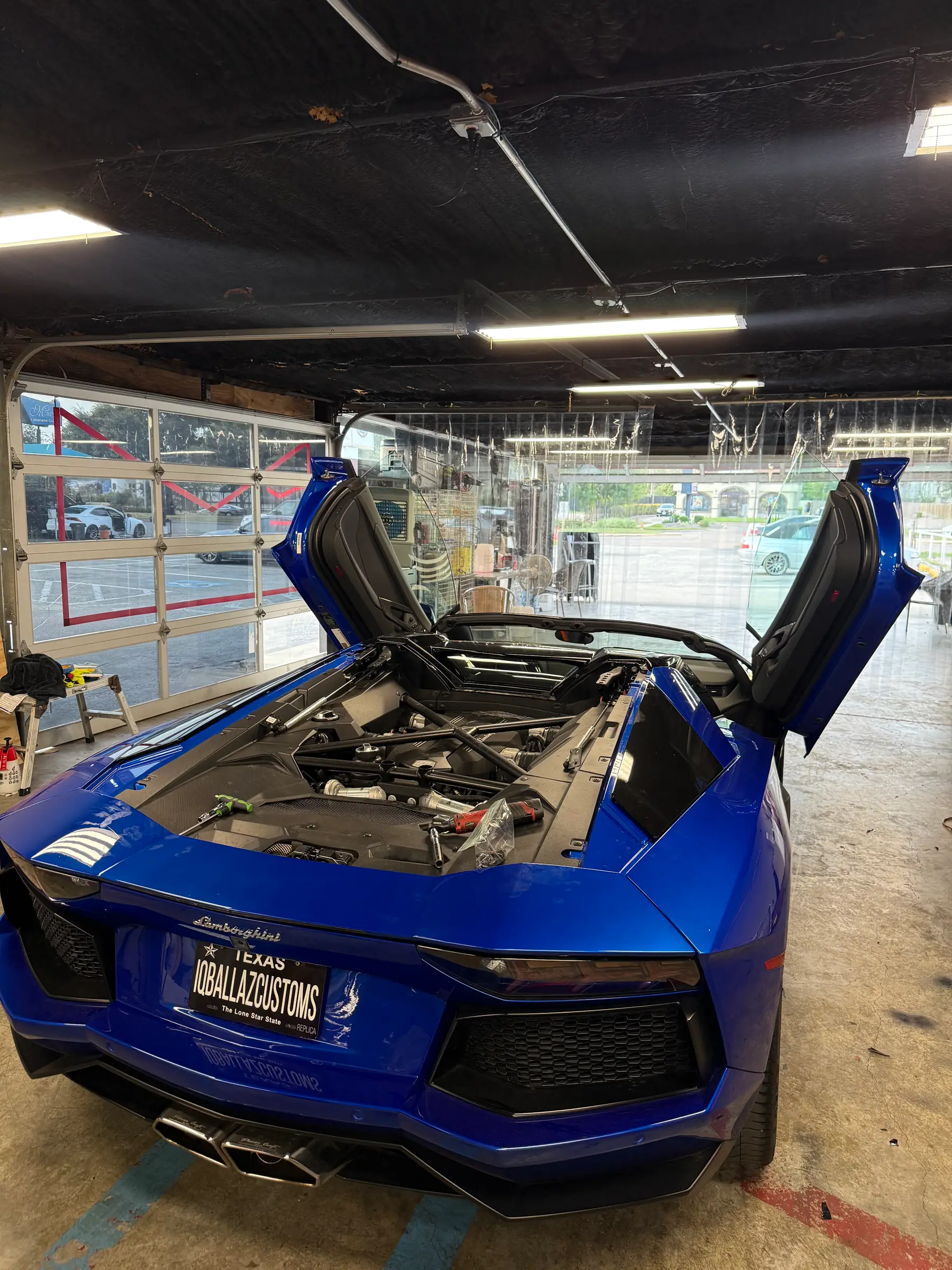 Lamborghini Aventador: Blu Nethuns wrap, engine bay