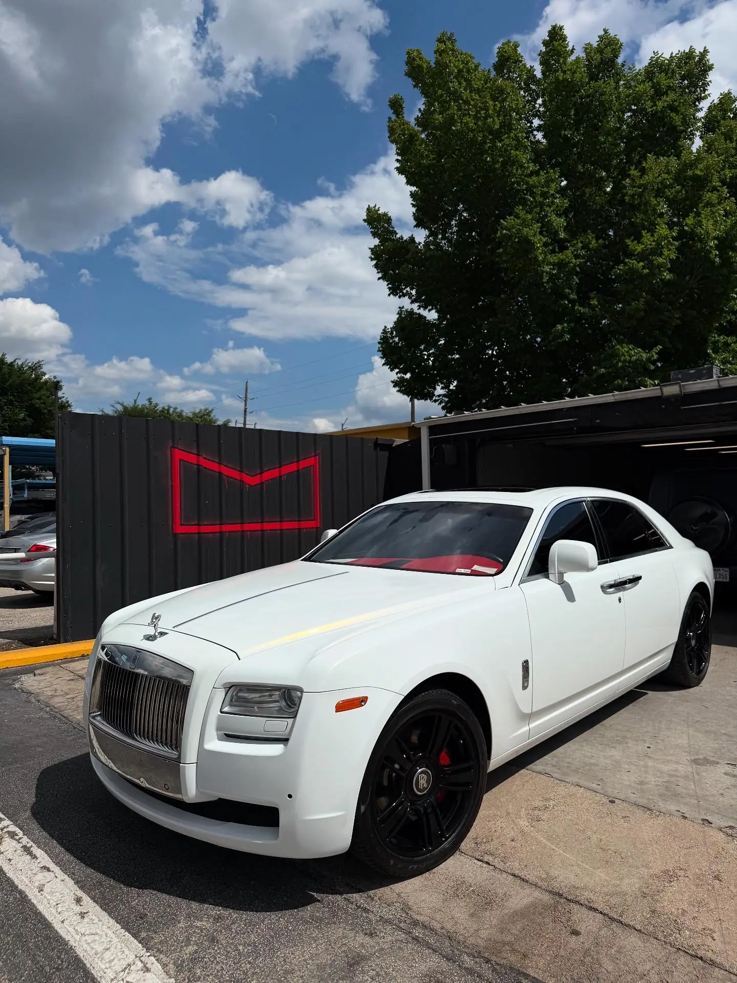 Rolls-Royce Wraith: Pearl White wrap, front