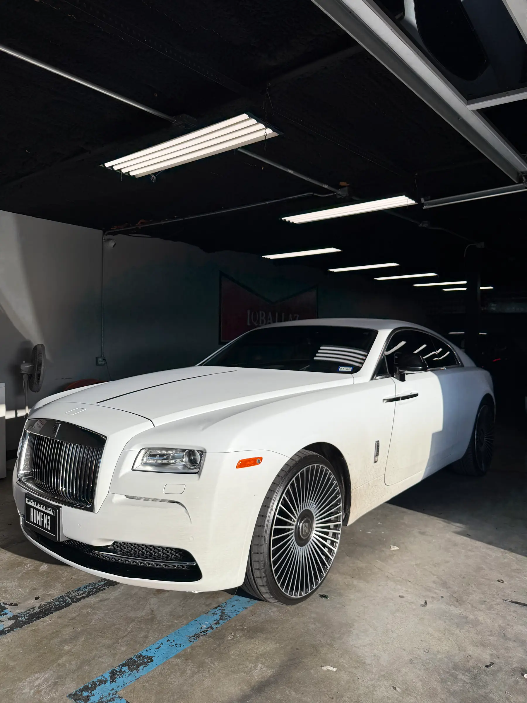 Rolls-Royce Wraith: Pearl White wrap, rear three-quarter